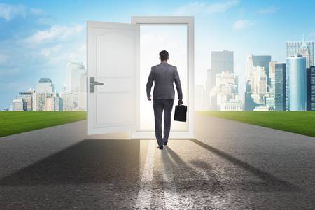 90799883-empresario-frente-a-puerta-en-concepto-de-oportunidades-de-negocio