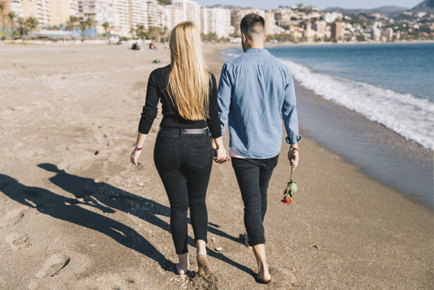 personas-amorosas-tomados-mano-caminando-playa_23-2147738295