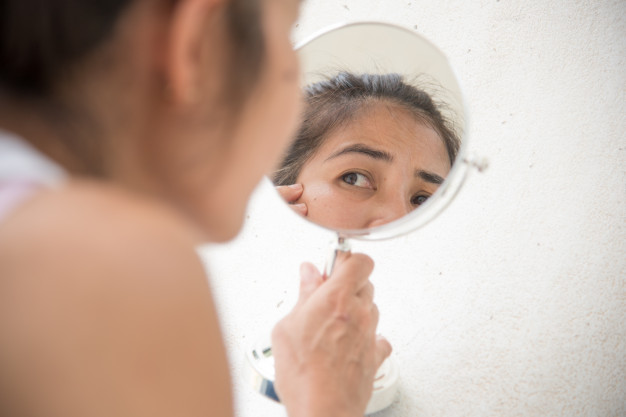 mujeres-mediana-edad-miran-al-espejo-ver-arrugas-faciales_40919-890