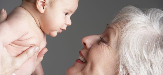 abuela-mira-recien-nacido-p
