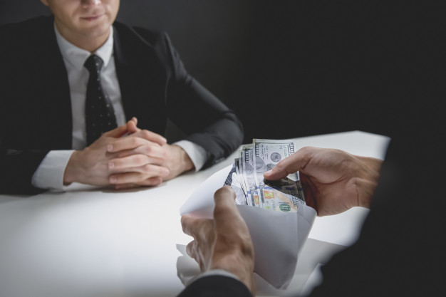 empresario-recibiendo-dinero-dolares-estadounidenses-sobre-socio_8087-1559