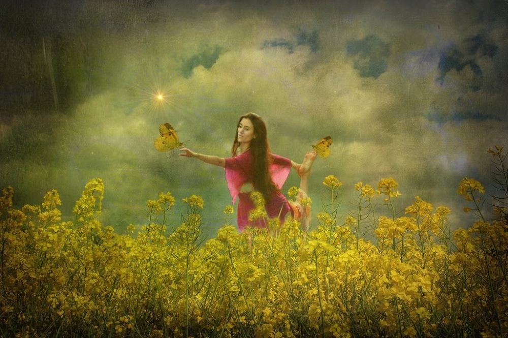 mujer-con-mariposas-en-un-campo-de-flores-1024x681