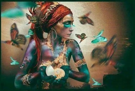 A.-Mujer-de-mariposas