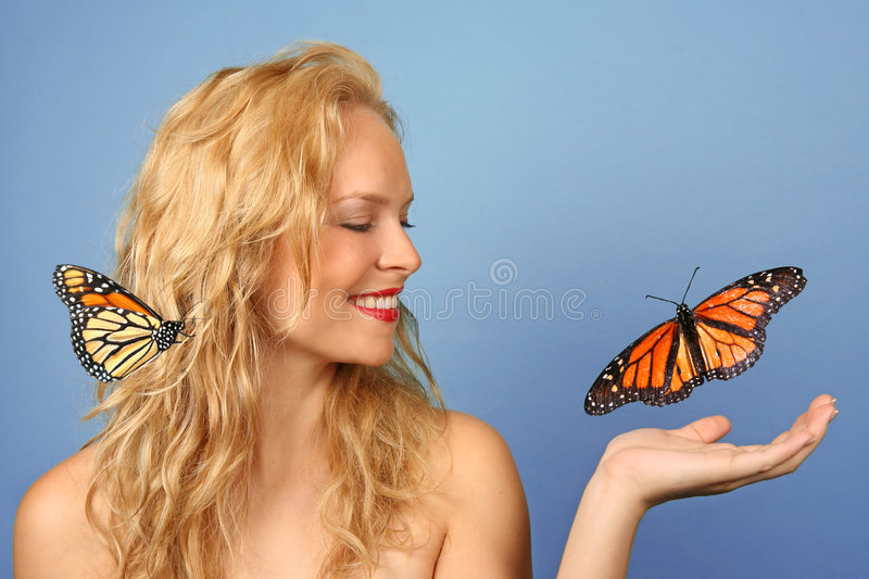 mujer-hermosa-con-las-mariposas-en-su-mano-y-h-5847942