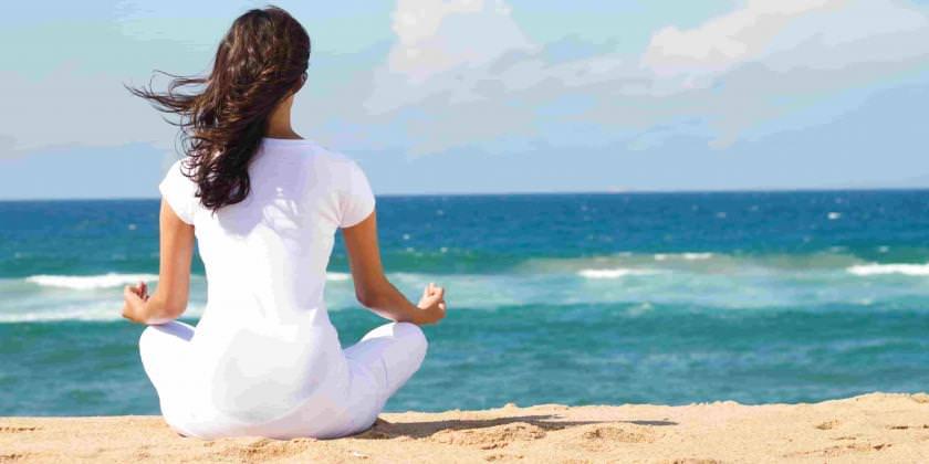 mujer_meditando_en_la_playa-min_1