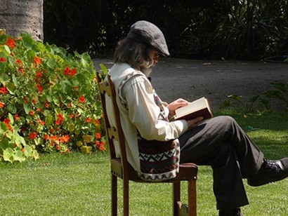 Un-anciano-leyendo-en-el-jardin
