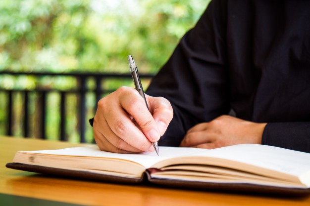 hombre-negocios-escribiendo-libro_1388-313