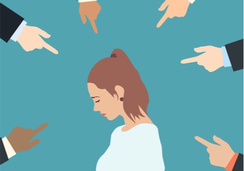 mujer-sintiendose-juzgada