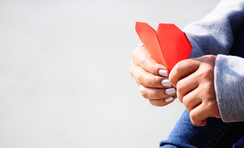 dios-sana-las-heridas-del-corazon-para-que-amemos-mas-y-mejor-american-bible-society-blog-de-la-biblia-relaciones-de-esposos-sanar__hero