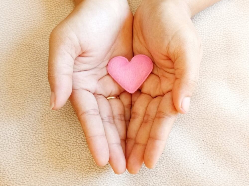 manos-en-posicion-de-dar-amor