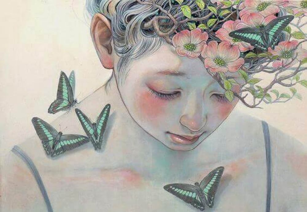 mujer-con-flores-y-mariposas-mirando-hacia-abajo