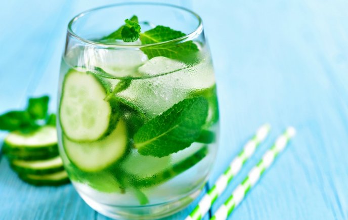 como-desintoxicar-el-higado-yperder-peso-con-agua