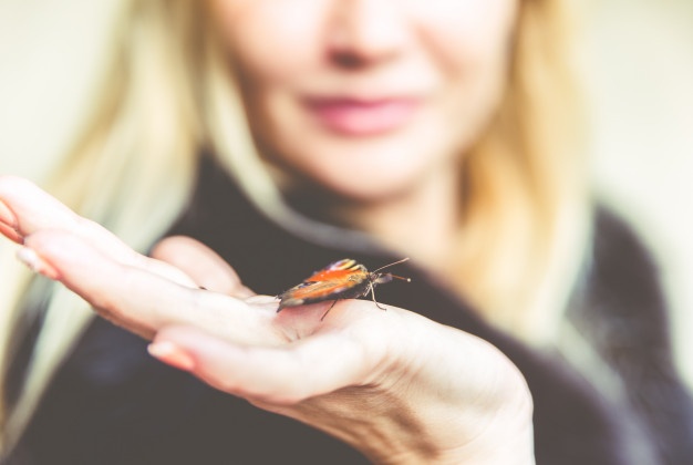 manos-mujer-mariposa-dedos_186382-2534