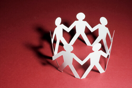 Muñecos-de-papel-haciendo-un-círculo