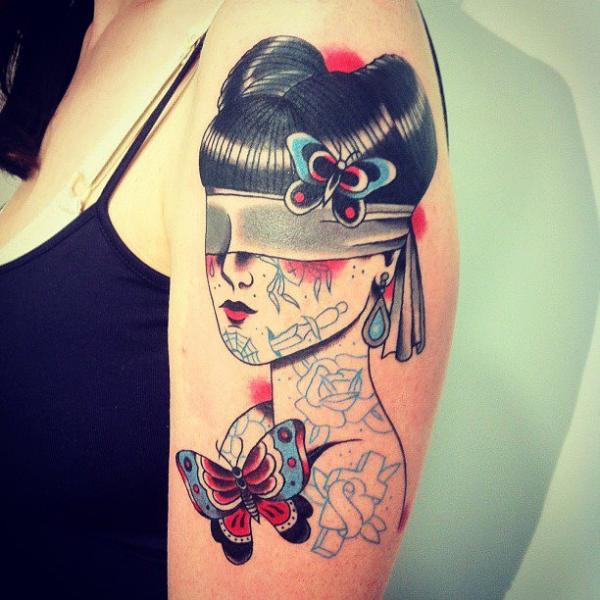 tattoo-shoulder-old-school-woman-blond-butterfly