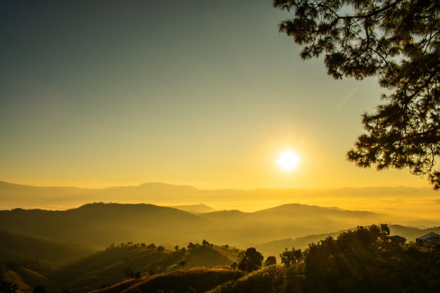 amanecer-vistas-montana-niebla-manana-norte-tailandia_38825-94