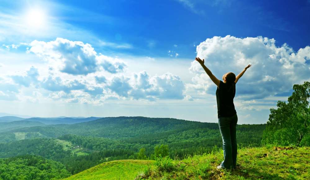 Mujer-Brazos-al-Sol-LOW