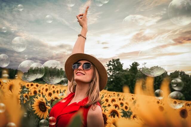 mujer-feliz-campo-girasoles