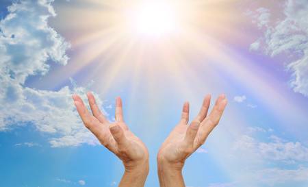 96859056-encabezado-del-sitio-web-de-curación-las-manos-del-curandero-extendidas-que-se-extienden-hacia-un-respl