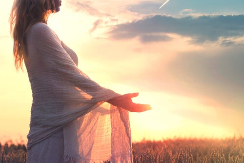 mujer-brazos-abiertos