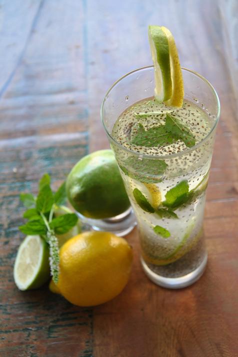 agua-con-limon-chia-krt-U70636421273BP-476x714@MujerHoy